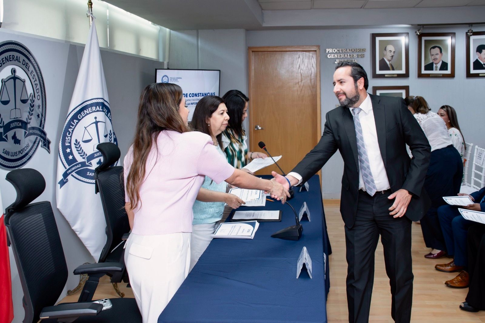 Entrega de constancias a personal de la Fiscalía General del Estado capacitado en transparencia y protección de datos personales.