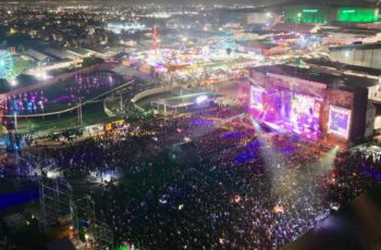 Vista aérea de El Foro de la Feria Nacional Potosina 2026 durante la presentación de Óscar Maydon ante miles de asistentes.