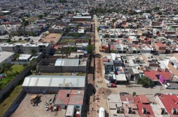 Vista aérea de trabajos de pavimentación en la calle Canelo y el bulevar Valle de los Fantasmas, en la colonia San Rafael de Soledad de Graciano Sánchez.