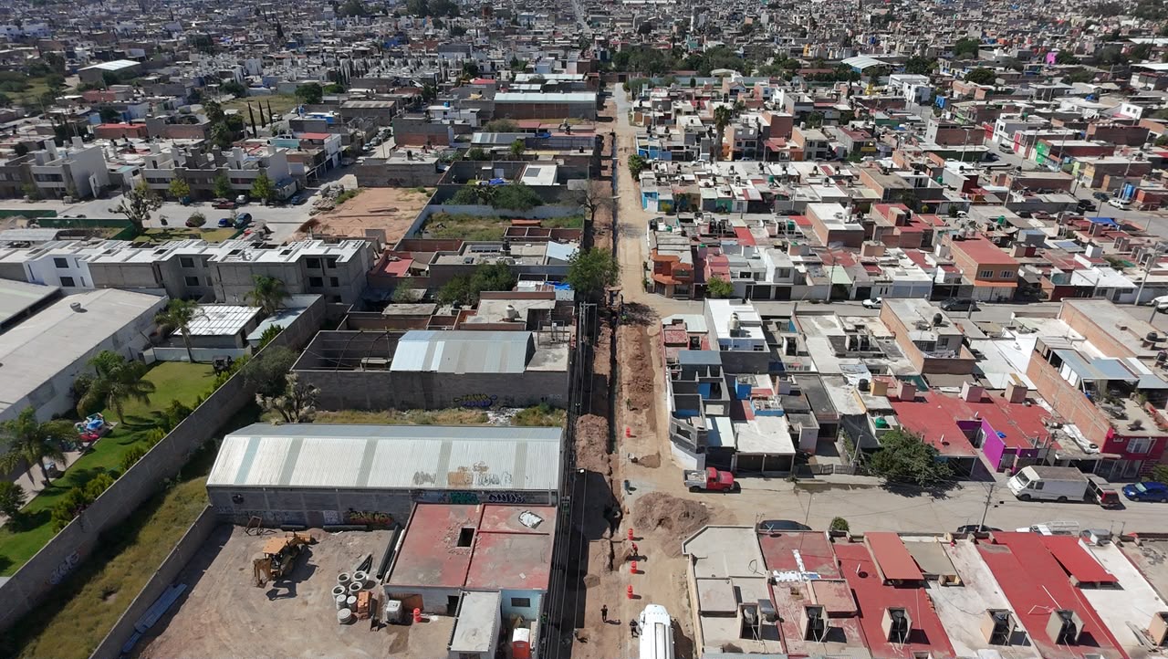 Vista aérea de trabajos de pavimentación en la calle Canelo y el bulevar Valle de los Fantasmas, en la colonia San Rafael de Soledad de Graciano Sánchez.