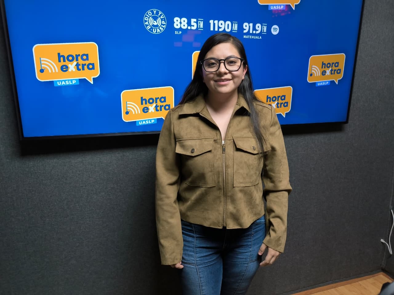 Hannya Aline Barrón Alcántara en las instalaciones de Radio y Televisión UASLP durante entrevista sobre investigación biomédica.