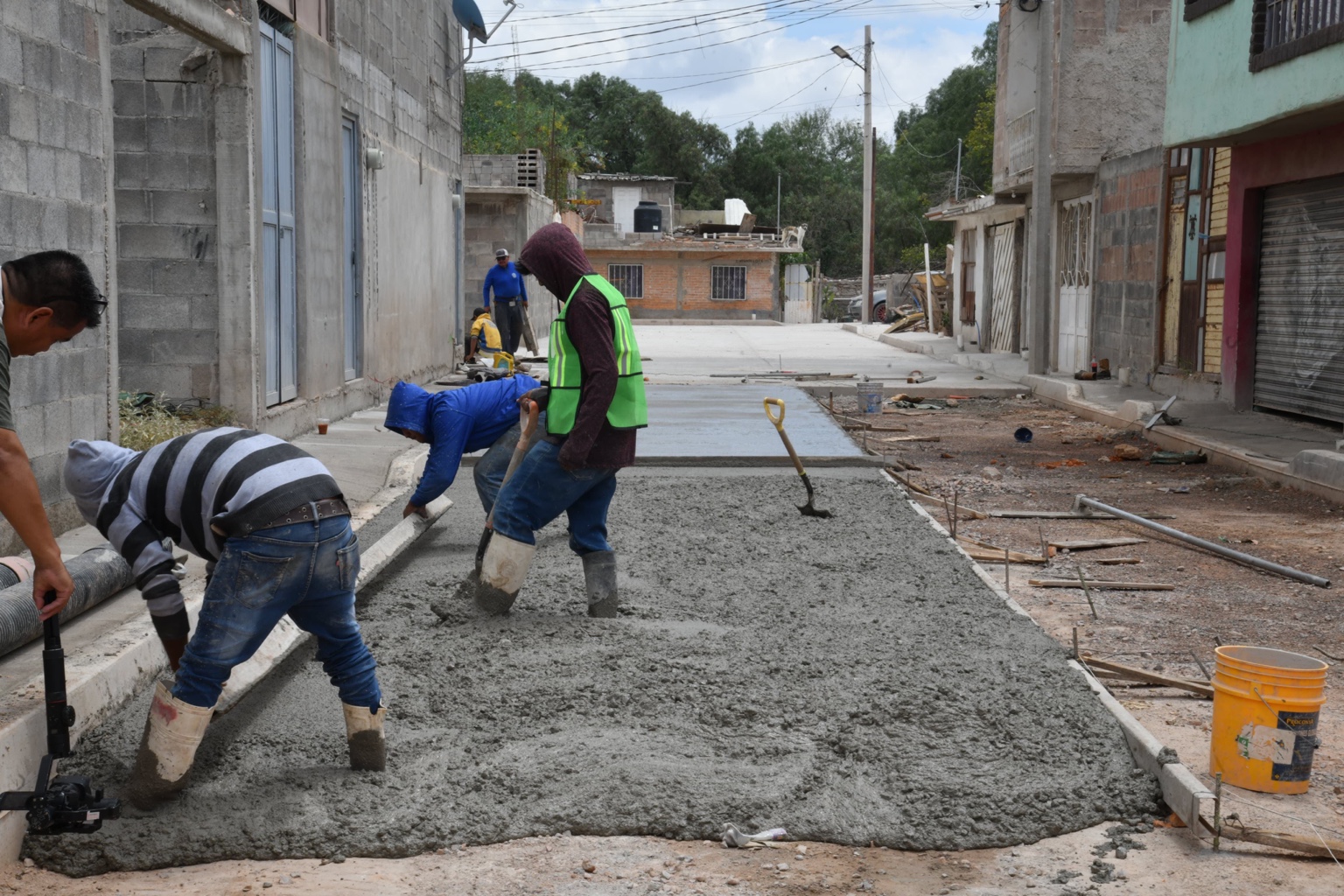 Trabajadores realizan colado de concreto hidráulico en la Privada Negrete, en la zona Centro de Soledad de Graciano Sánchez.
