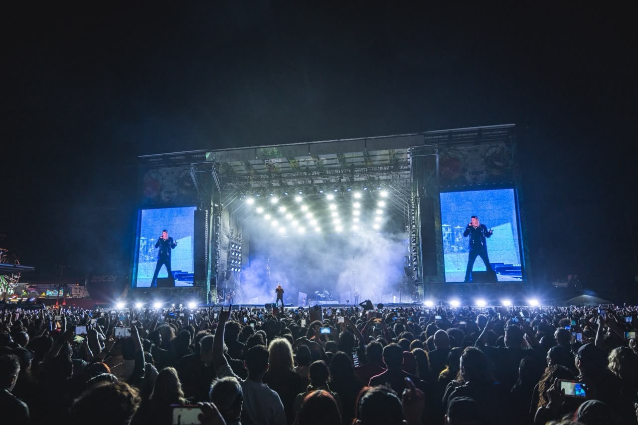 Multitud durante el concierto de Mötley Crüe en El Foro de la Feria Nacional Potosina 2026.