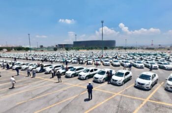 Taxis oficiales formados en un estacionamiento para el operativo de traslados durante la Feria Nacional Potosina 2026.