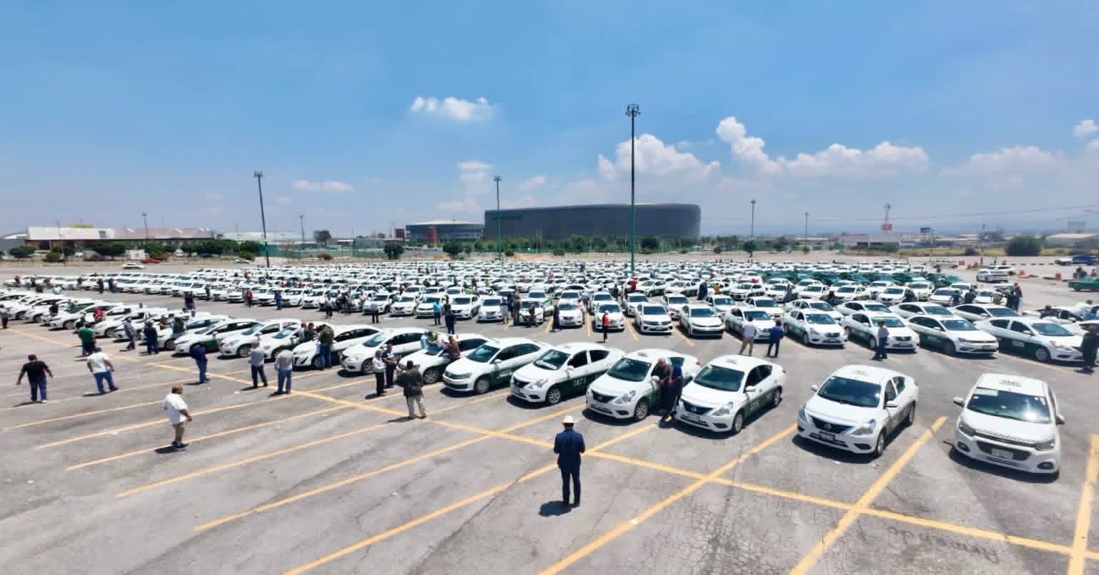 Taxis oficiales formados en un estacionamiento para el operativo de traslados durante la Feria Nacional Potosina 2026.