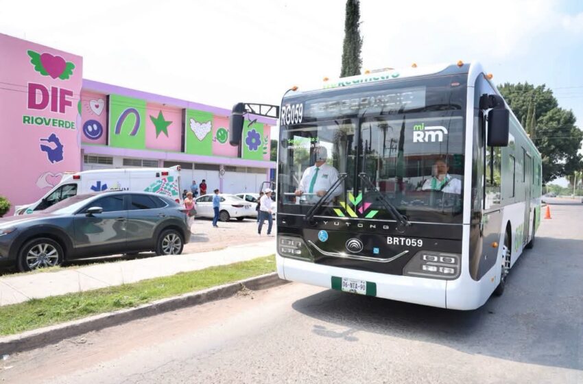  Niñas y niños de la UBR conocen unidades de RedMetro en Rioverde