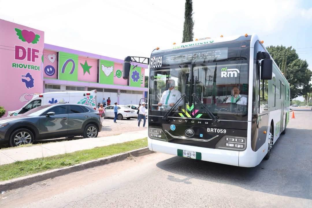 Unidad de RedMetro durante recorrido con niñas y niños de la Unidad Básica de Rehabilitación y el DIF Municipal de Rioverde.