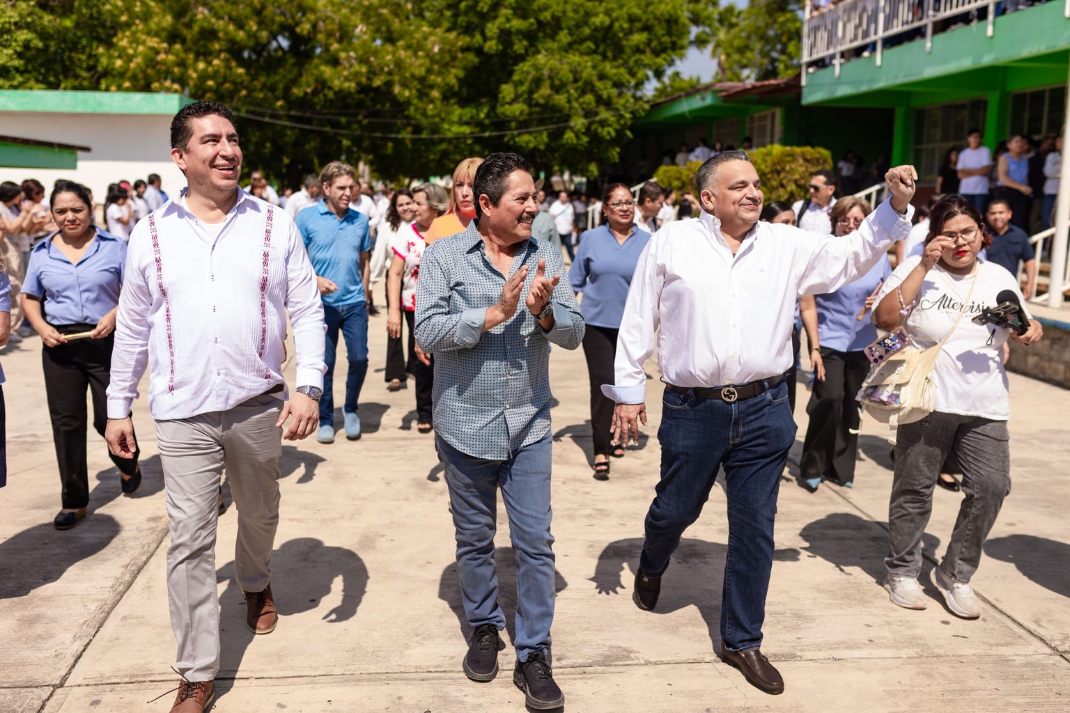 Autoridades municipales y educativas durante la inauguración de paneles solares en el COBACH 24 de Ciudad Valles.