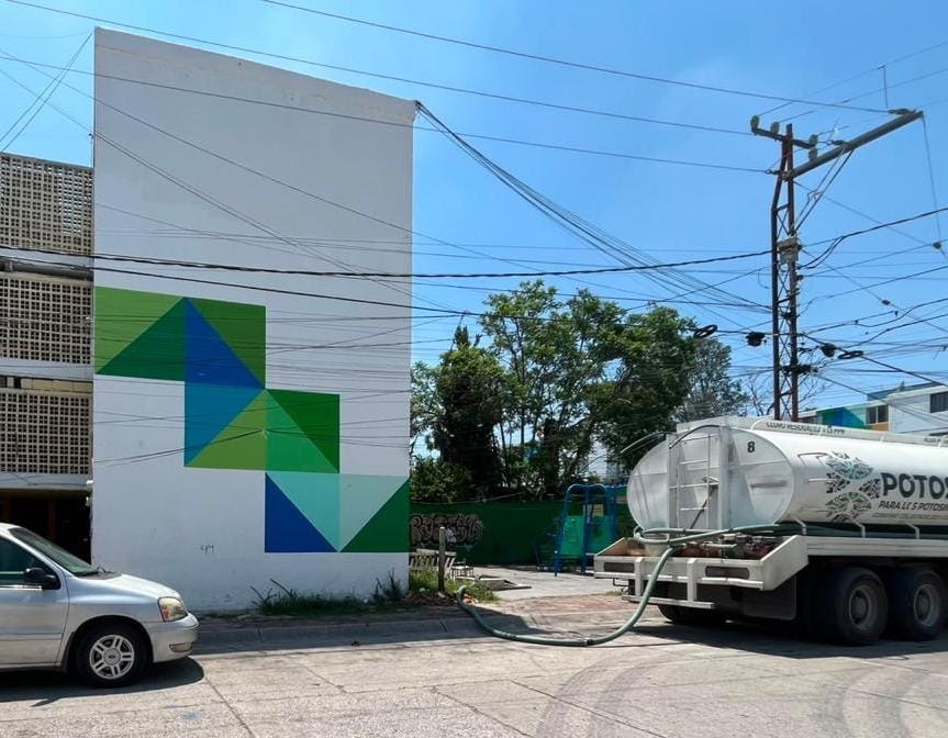 Pipa abastece agua potable durante operativo de apoyo a familias de la colonia Pavón en Soledad de Graciano Sánchez.