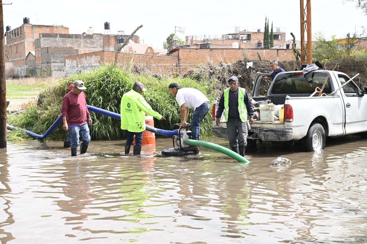 Personal de Protección Civil Municipal de Soledad de Graciano Sánchez trabaja con motobombas para atender encharcamientos durante temporada de lluvias.