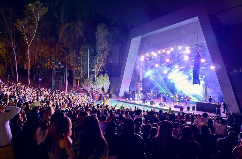  Teatro de la Ciudad reúne a miles de asistentes en concierto de La Firma
