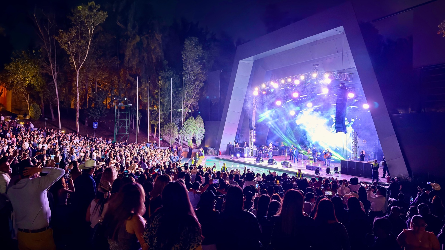 Miles de personas asisten al concierto de La Firma en el Teatro de la Ciudad del Parque Tangamanga I