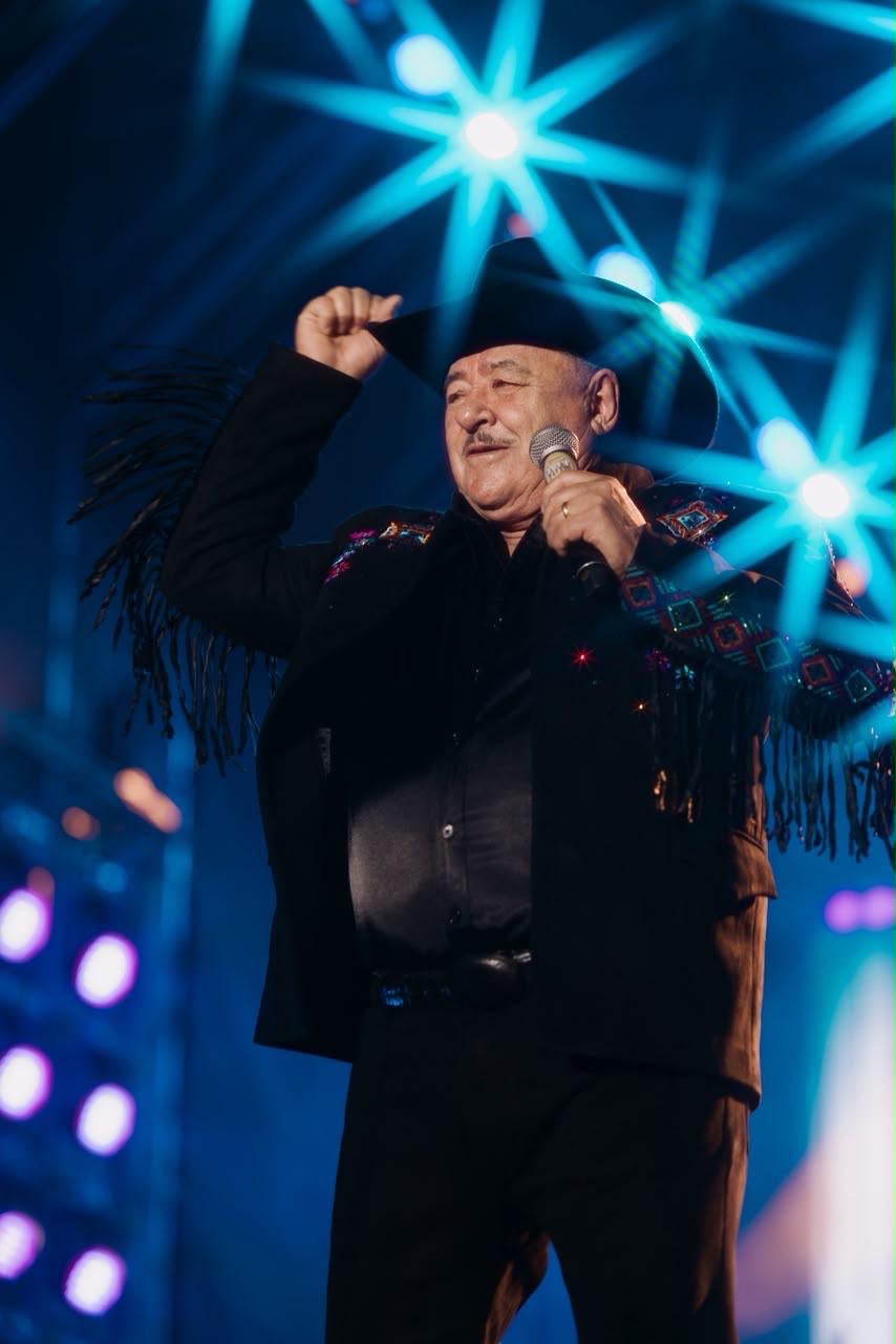 Integrante de Los Huracanes del Norte durante su presentación en El Foro de la Feria Nacional Potosina 2026, en una noche de música norteña, corridos, acordeón y saxofón.