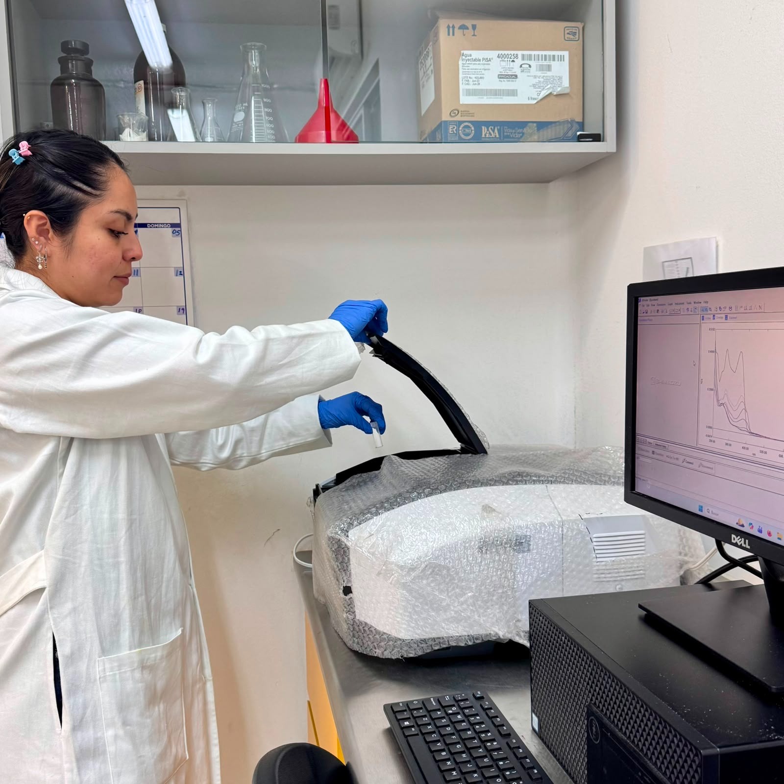 Investigadora de la UASLP trabaja en laboratorio en un proyecto de arcillas sintéticas para remover contaminantes del agua como arsénico y flúor.