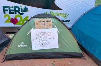 Casas de campaña de seguidores de Mötley Crüe afuera del recinto de la Feria Nacional Potosina 2026.