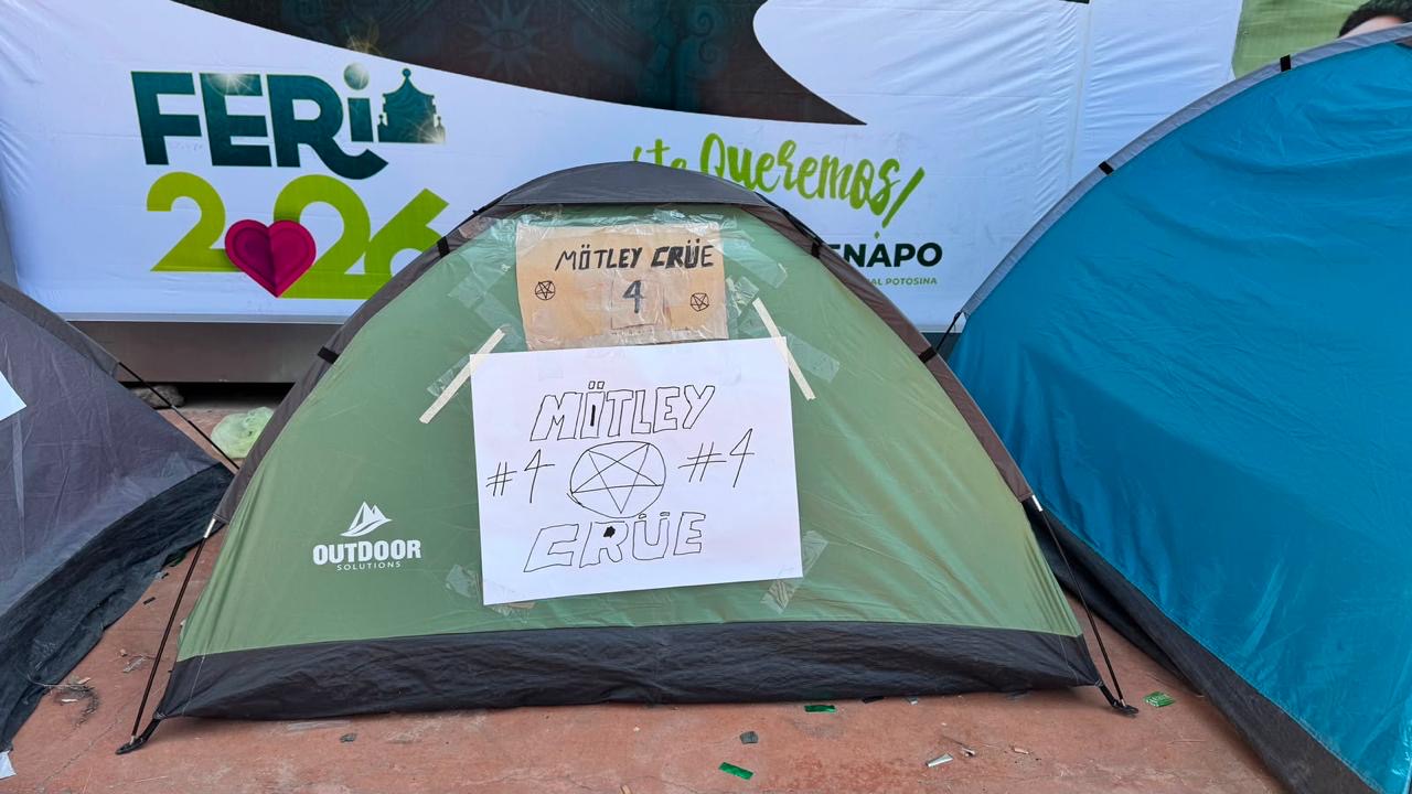 Casas de campaña de seguidores de Mötley Crüe afuera del recinto de la Feria Nacional Potosina 2026.