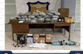 Objetos asegurados por la Fiscalía General del Estado durante un cateo en Ciudad Valles, entre ellos paquetes de presunta marihuana, básculas y artefactos ponchallantas.
