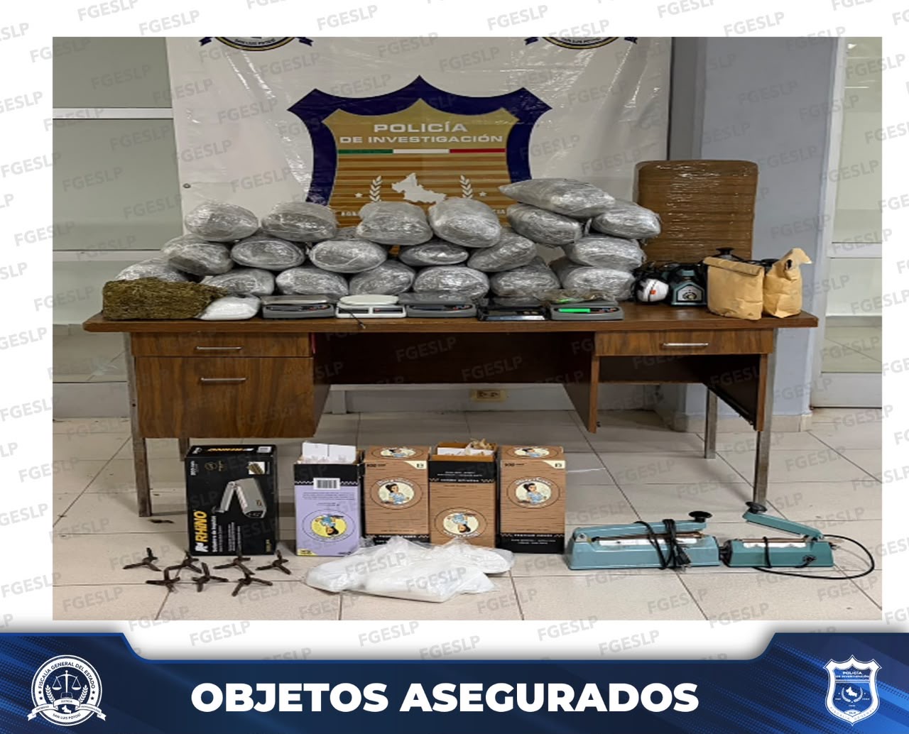 Objetos asegurados por la Fiscalía General del Estado durante un cateo en Ciudad Valles, entre ellos paquetes de presunta marihuana, básculas y artefactos ponchallantas.