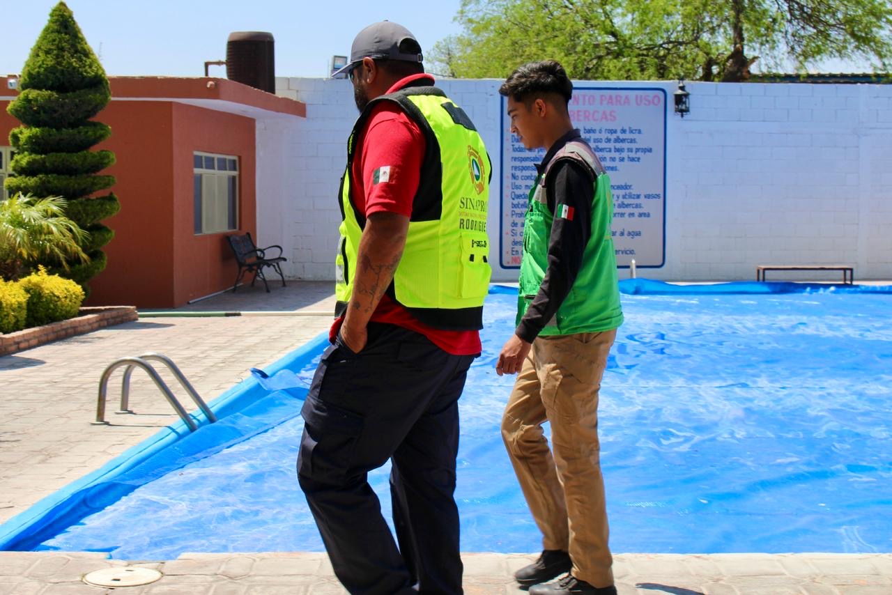 Personal de Protección Civil revisa medidas de seguridad en un espacio acuático de Soledad de Graciano Sánchez