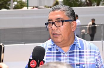 Juan Manuel Navarro Muñiz habla ante medios sobre la lavandería gratuita en Soledad de Graciano Sánchez.