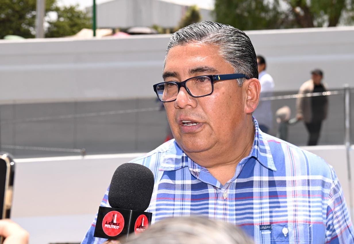 Juan Manuel Navarro Muñiz habla ante medios sobre la lavandería gratuita en Soledad de Graciano Sánchez.