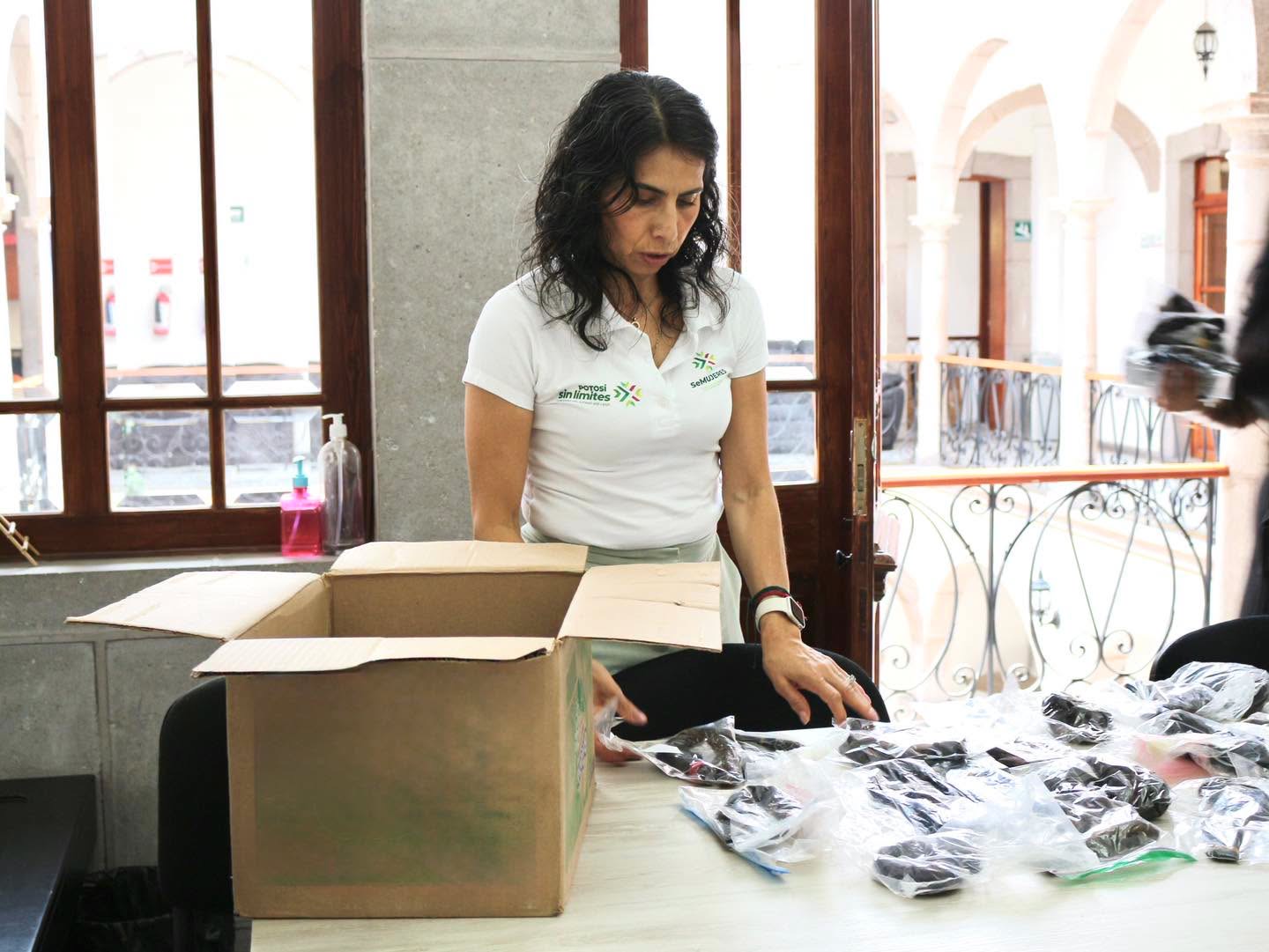 Personal de Semujeres organiza donaciones de cabello para la elaboración de pelucas oncológicas en San Luis Potosí.
