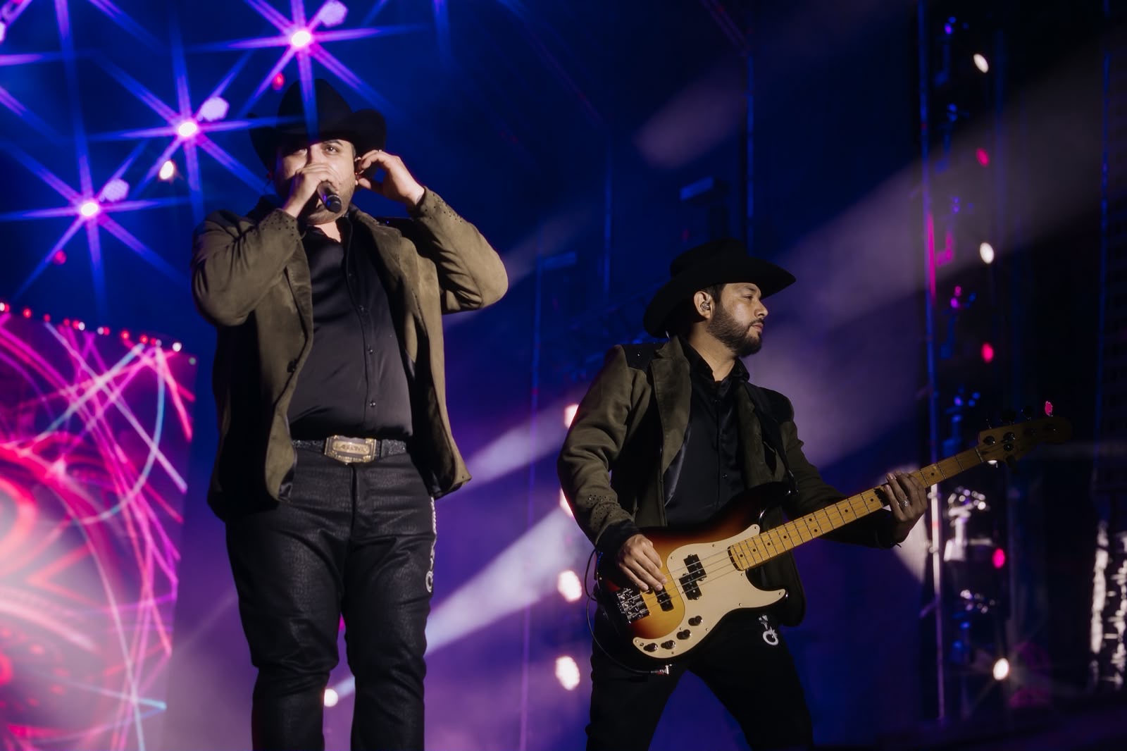 Integrantes de Laberinto durante su presentación en El Foro de la Feria Nacional Potosina 2026, en una noche de música regional mexicana y huapango.