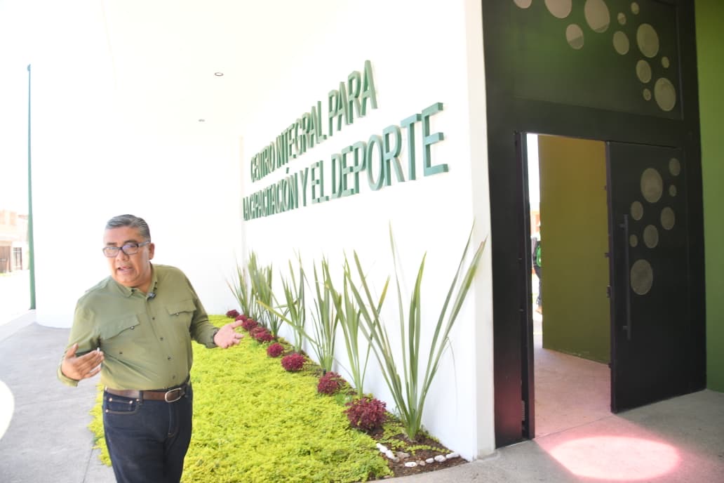 Juan Manuel Navarro Muñiz supervisa el Centro Integral para la Capacitación y el Deporte en la colonia San Francisco de Soledad de Graciano Sánchez