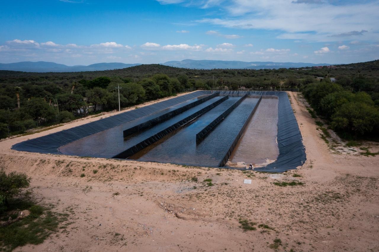 Vista aérea de infraestructura hídrica en San Luis Potosí, como parte de obras para mejorar el abastecimiento de agua y saneamiento en las cuatro regiones del estado.