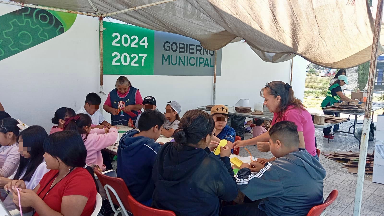 Niñas y niños participan en talleres gratuitos de manualidades durante campamentos de verano en Soledad de Graciano Sánchez
