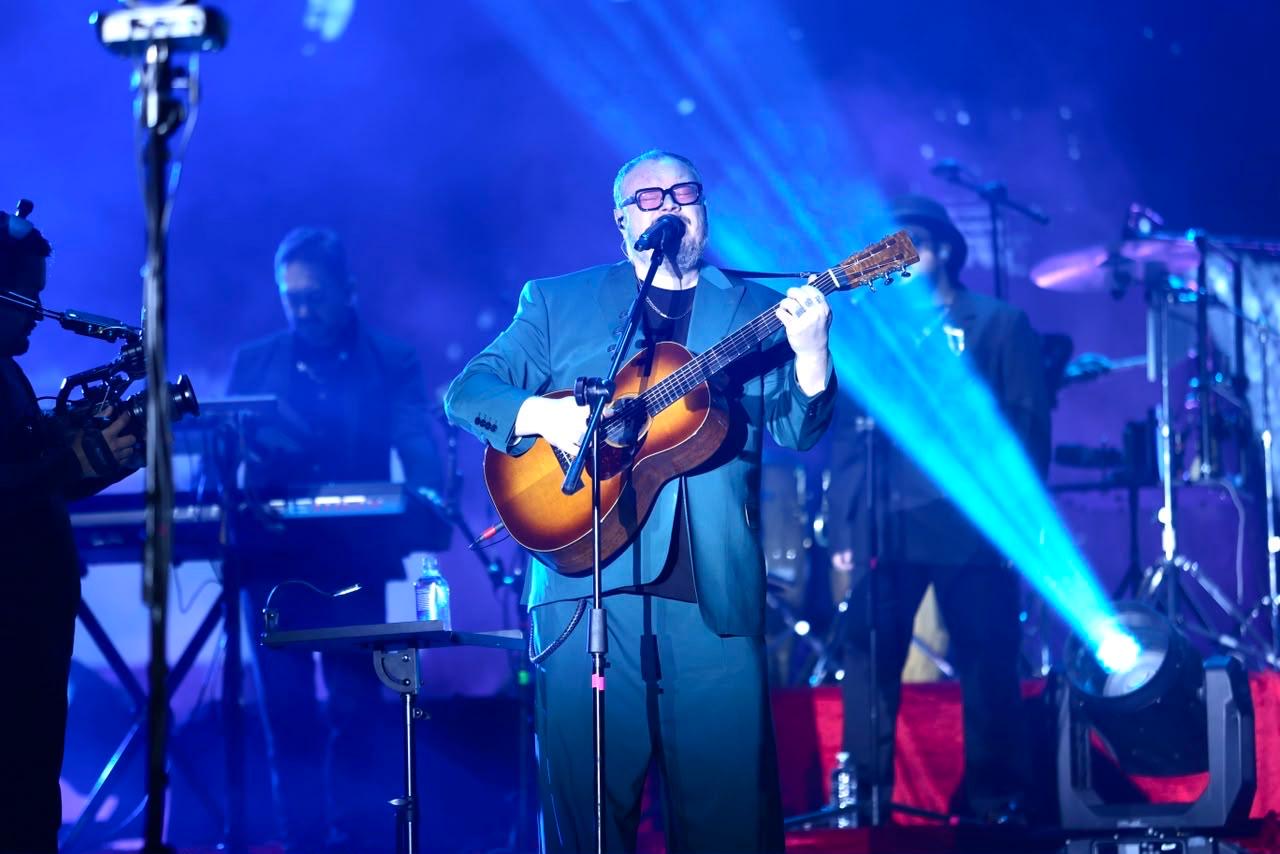 Noel Schajris, integrante de Sin Bandera, canta con guitarra durante su presentación en El Foro de la Feria Nacional Potosina 2026.