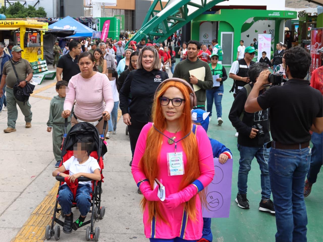 Personal de apoyo acompaña a niñas, niños y adolescentes con discapacidad durante actividades inclusivas en la Feria Nacional Potosina.