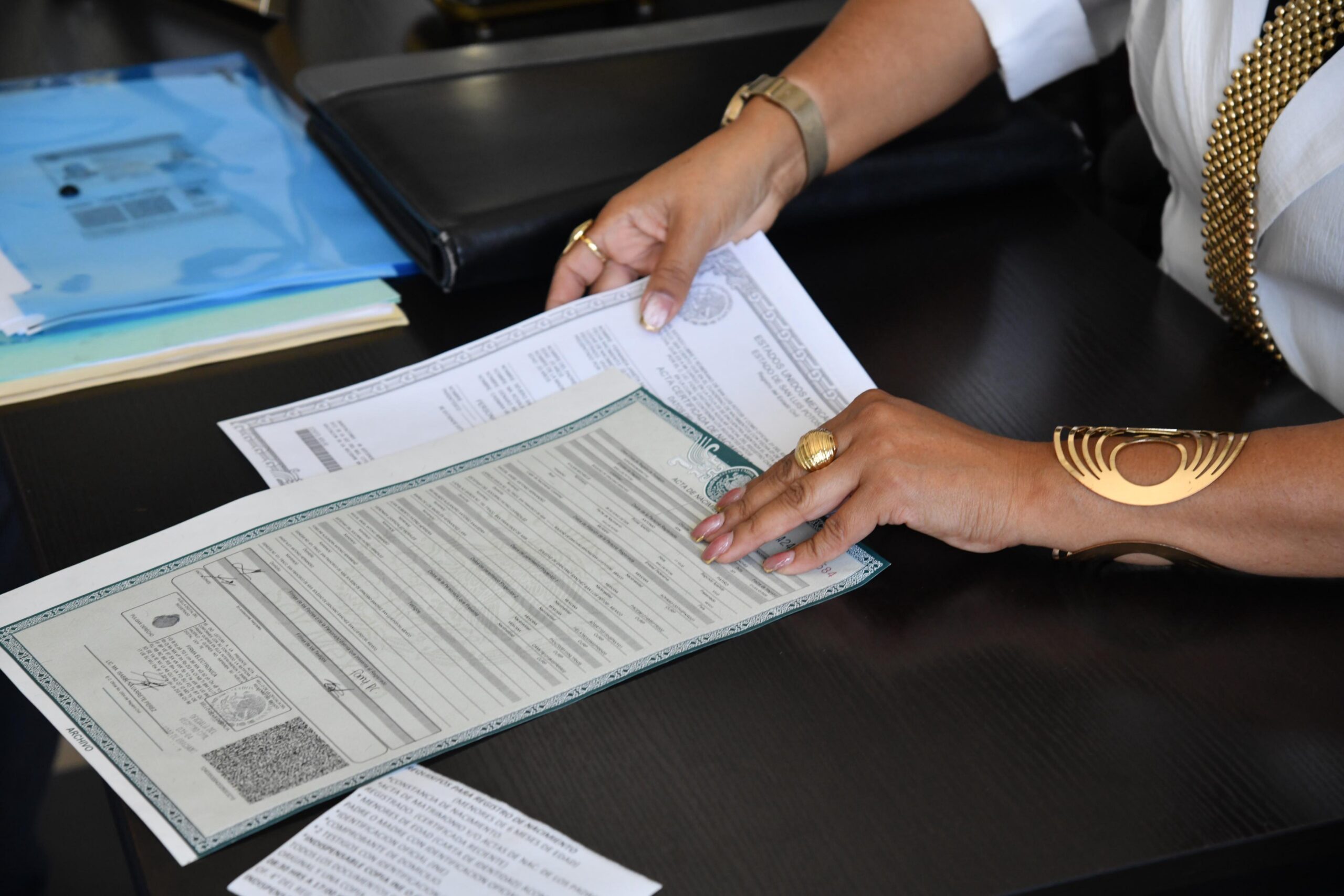 Persona revisa actas y documentos oficiales en una oficina del Registro Civil de Soledad de Graciano Sánchez.