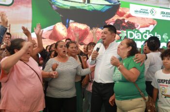 Ricardo Gallardo Cardona y Juan Manuel Navarro Muñiz durante la celebración del Día de la Garnacha con familias de Soledad de Graciano Sánchez en la Feria Nacional Potosina.
