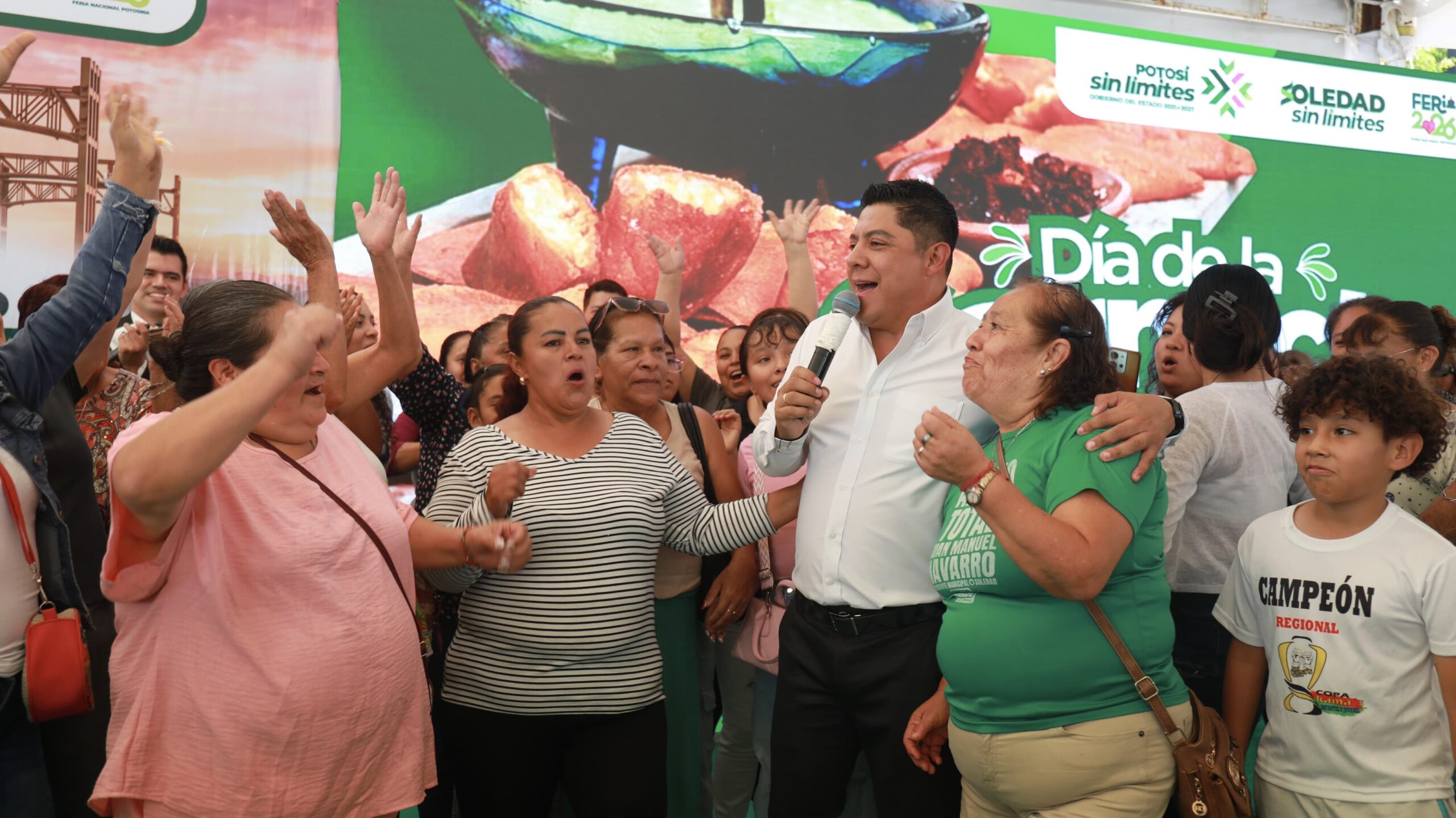 Ricardo Gallardo Cardona y Juan Manuel Navarro Muñiz durante la celebración del Día de la Garnacha con familias de Soledad de Graciano Sánchez en la Feria Nacional Potosina.