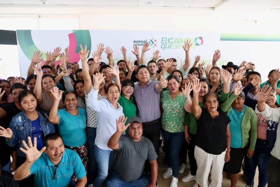Ricardo Gallardo Cardona durante reunión con beneficiarios y delegados de Sedesore para ampliar programas sociales en Santa María del Río y Huehuetlán.