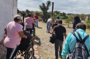 Personas usuarias de la Unidad Básica de Rehabilitación 1 participan en una visita guiada durante campamento cultural y recreativo en Soledad de Graciano Sánchez