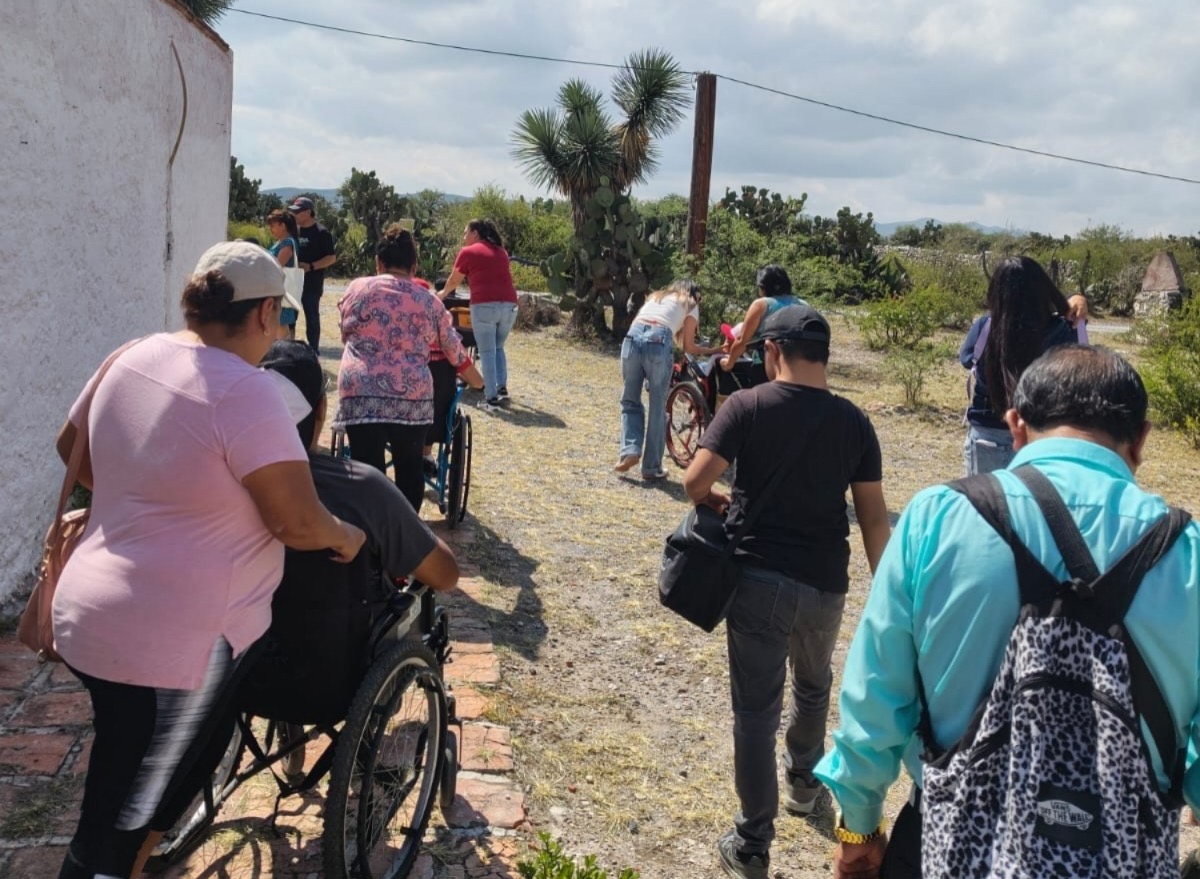 Personas usuarias de la Unidad Básica de Rehabilitación 1 participan en una visita guiada durante campamento cultural y recreativo en Soledad de Graciano Sánchez