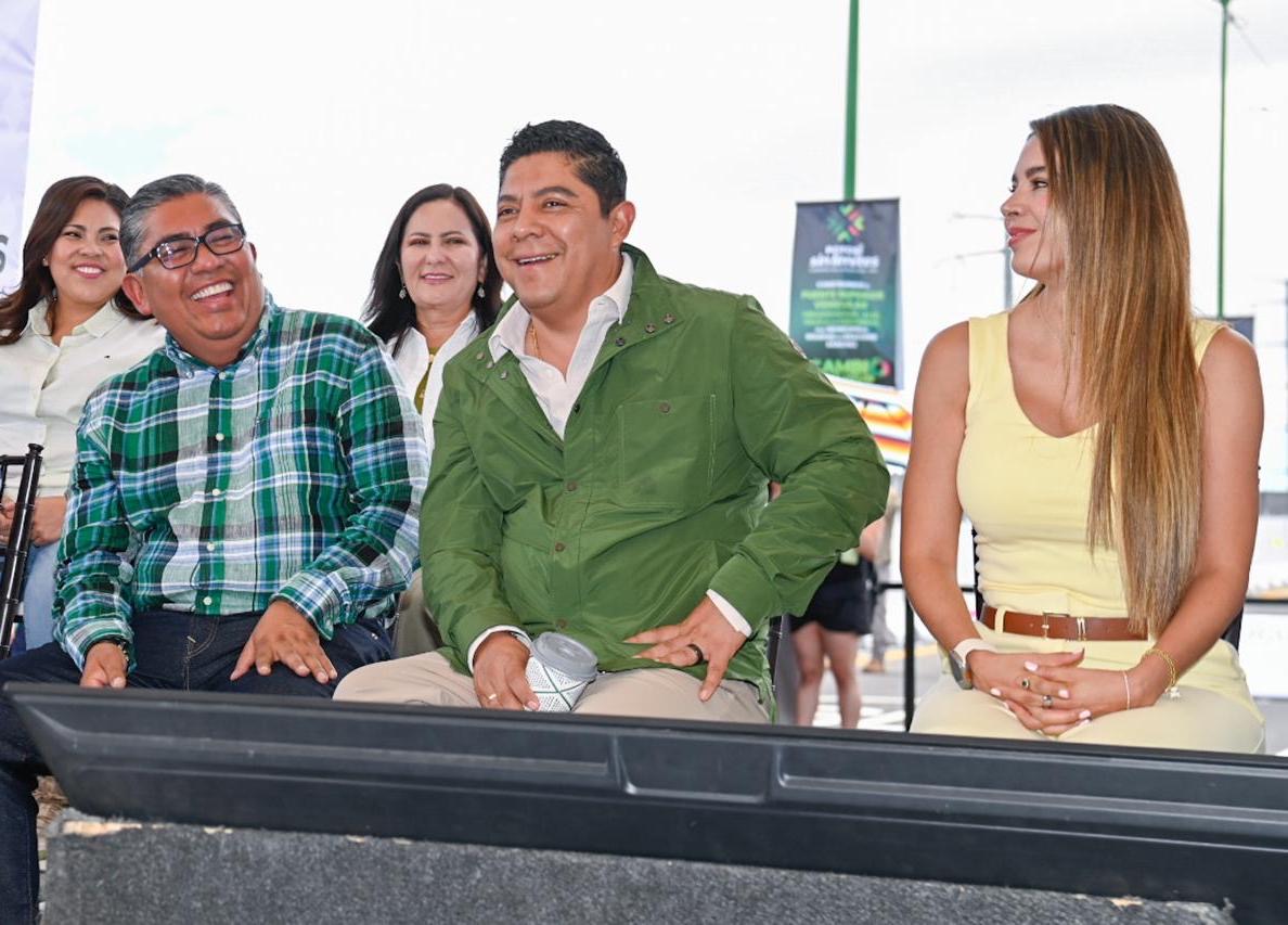 Juan Manuel Navarro Muñiz y Ricardo Gallardo Cardona durante reunión y anuncio de nueva ruta gratuita de MetroRed para Soledad de Graciano Sánchez.