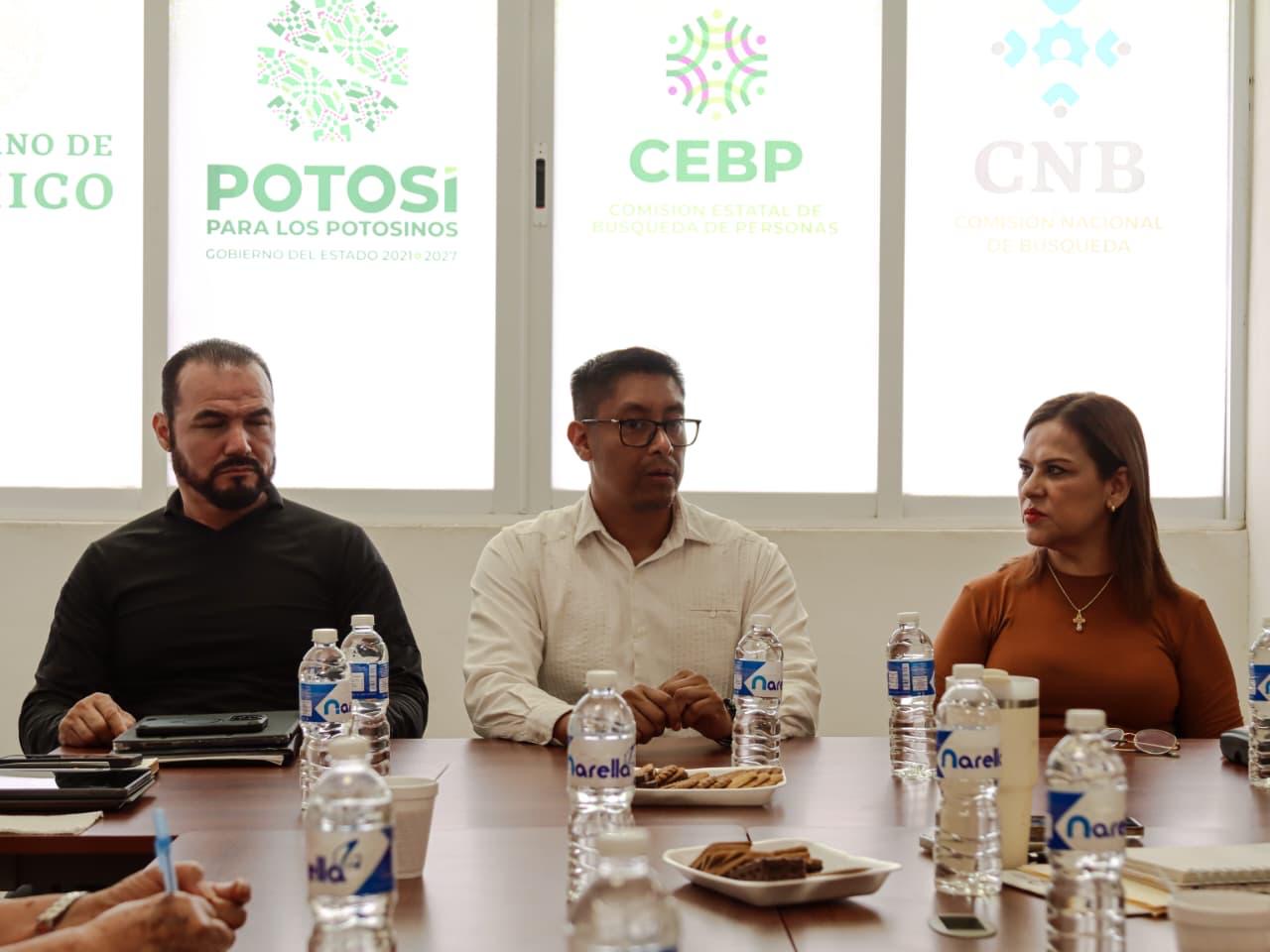 Integrantes de la Comisión Estatal de Búsqueda de Personas y colectivos durante reunión sobre protocolo de seguridad para jornadas de búsqueda en San Luis Potosí.