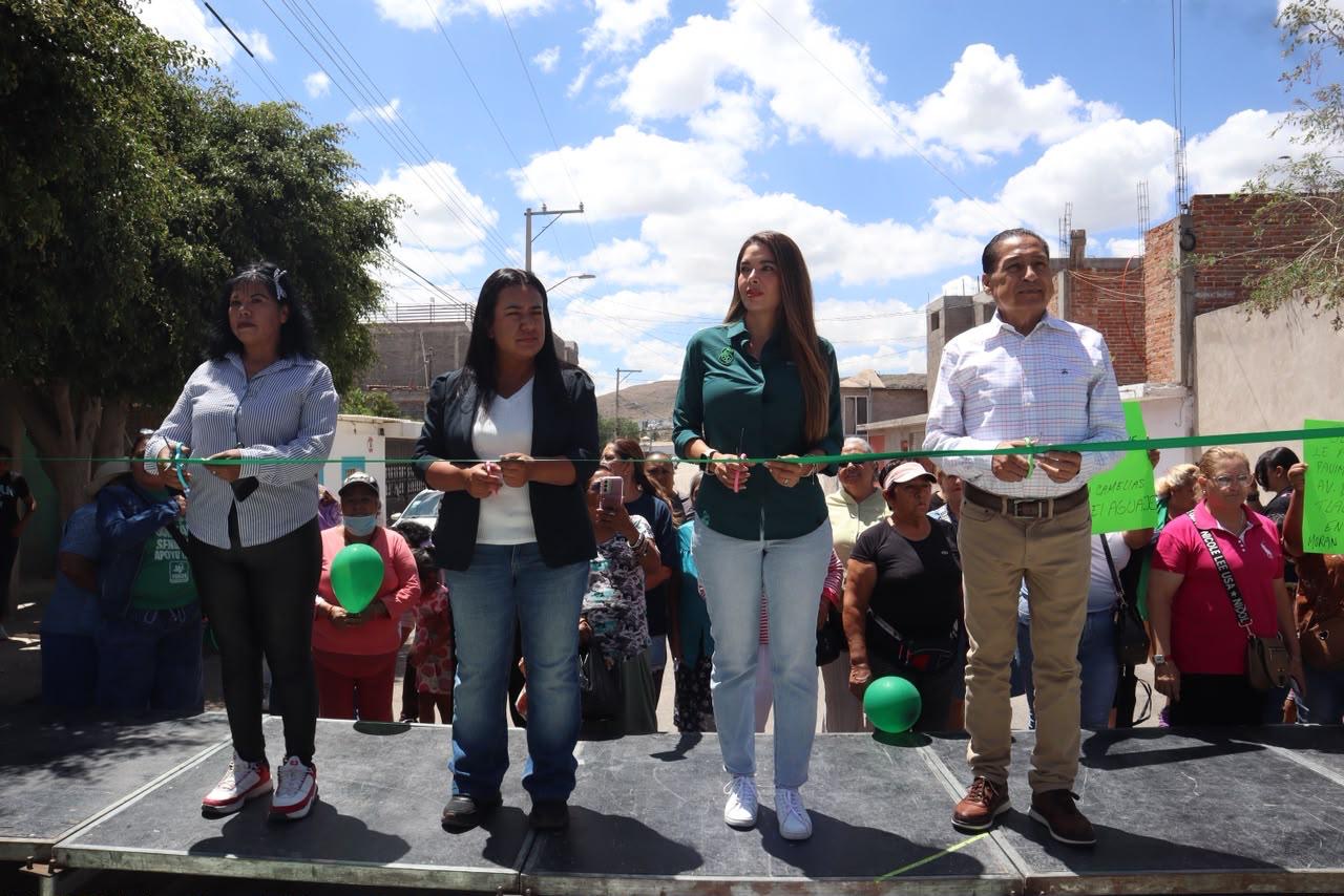 Autoridades y habitantes durante la entrega de la modernización de la calle Julián Carrillo, en la colonia Tepeyac de San Luis Potosí.