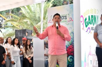 Ricardo Gallardo Cardona durante la celebración del Día de la Garnacha con familias de Villa de Pozos en la Feria Nacional Potosina 2026.