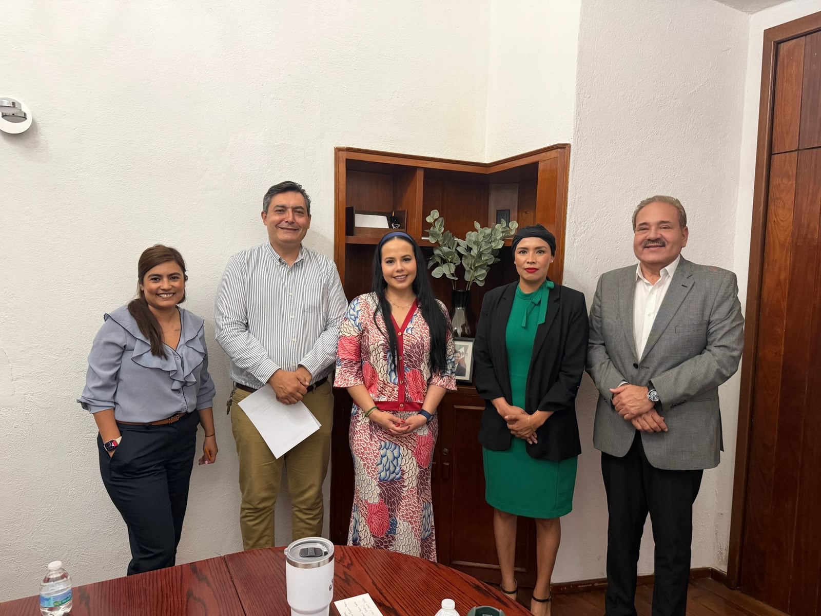 Funcionarios estatales durante una reunión relacionada con la campaña de descuento en cambio de propietario vehicular en San Luis Potosí.