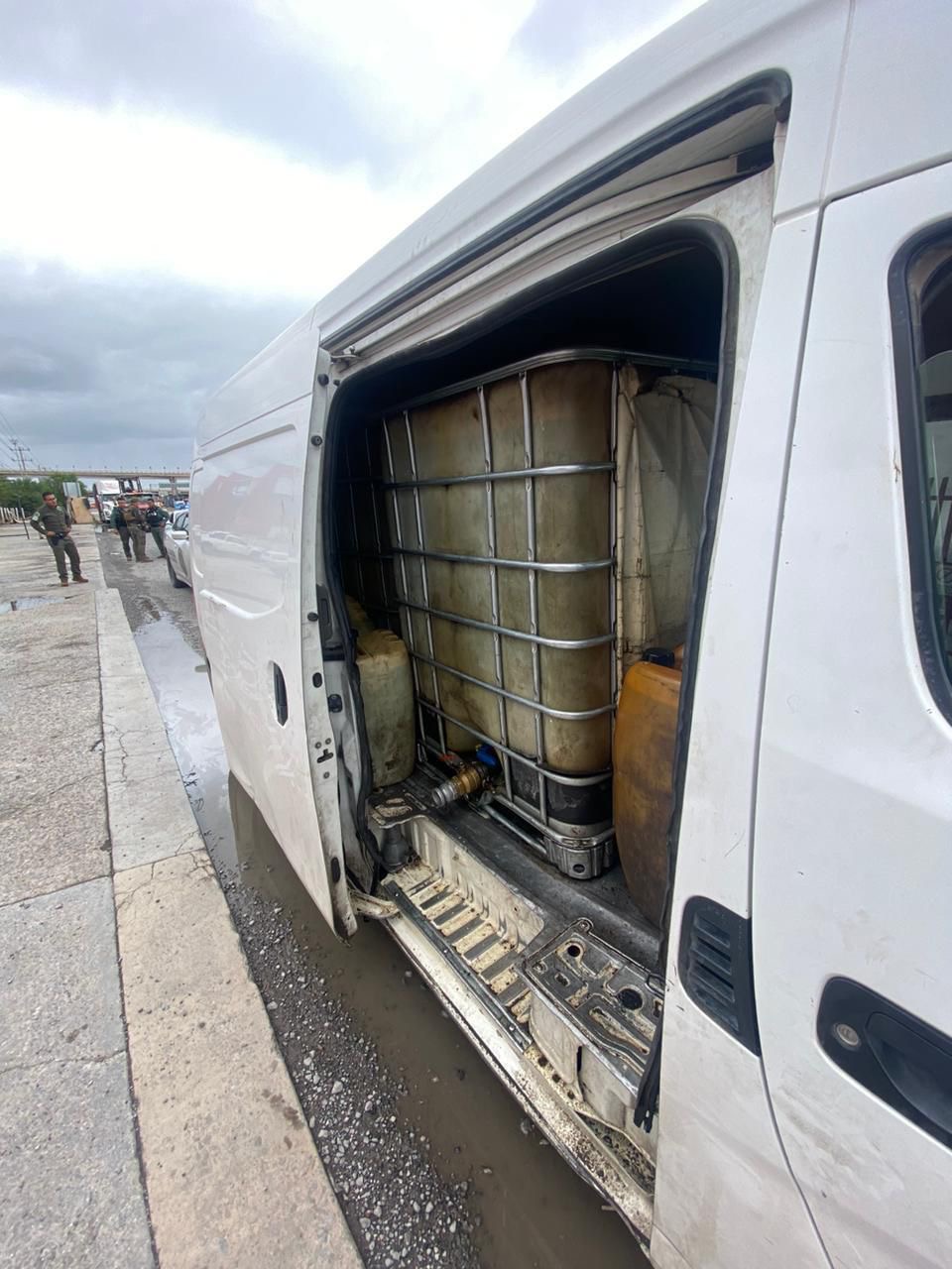 Unidad con contenedor asegurado durante acciones contra el transporte ilícito de hidrocarburo en San Luis Potosí.