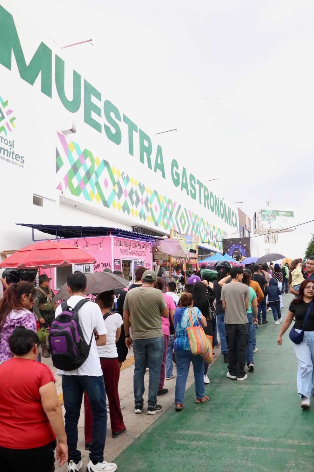 Familias hacen fila en la Muestra Gastronómica de la Feria Nacional Potosina 2026 durante la celebración del Día de la Garnacha.