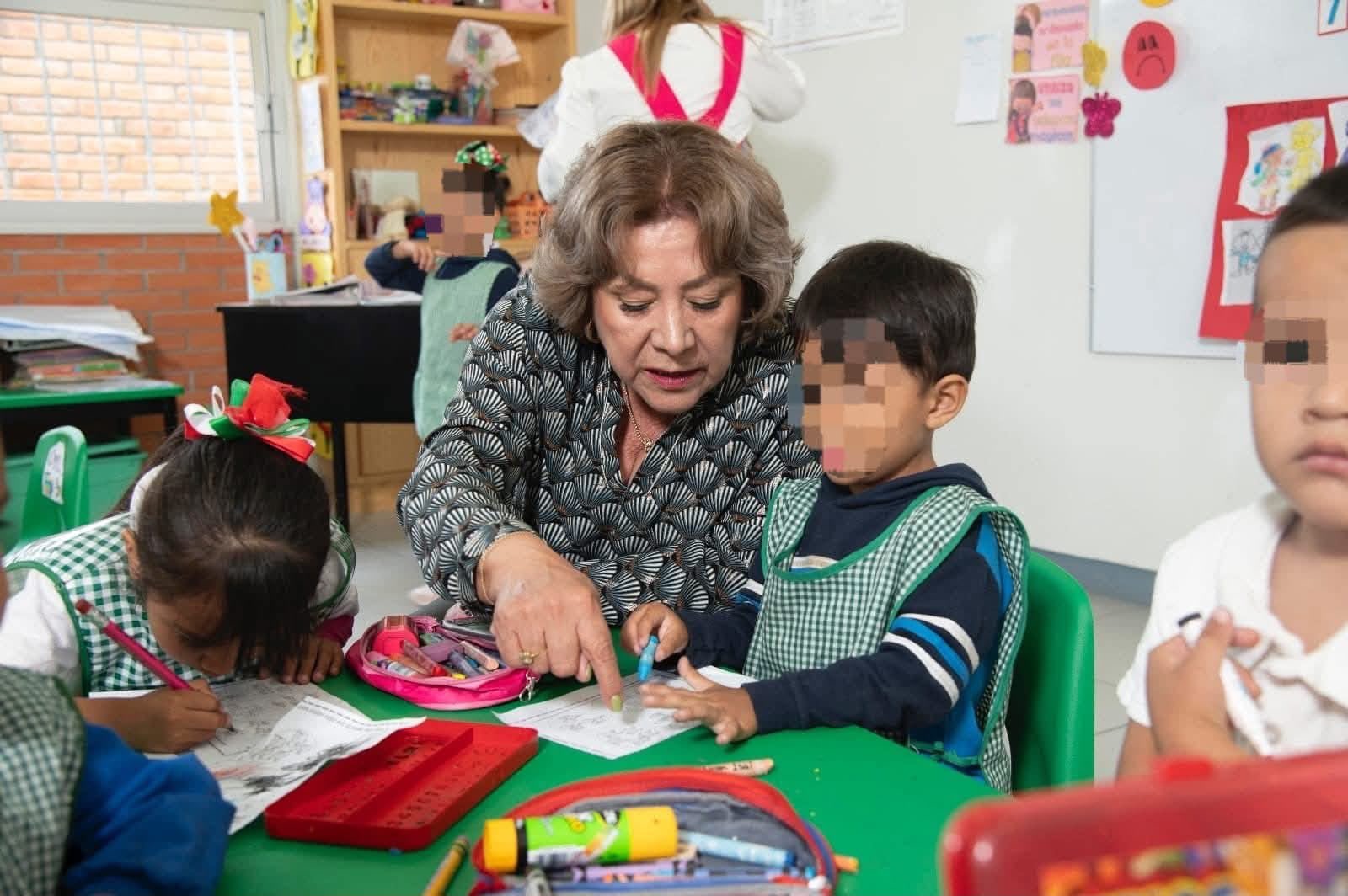Personal del DIF de Soledad de Graciano Sánchez atiende a niñas y niños en una estancia infantil Capullito.