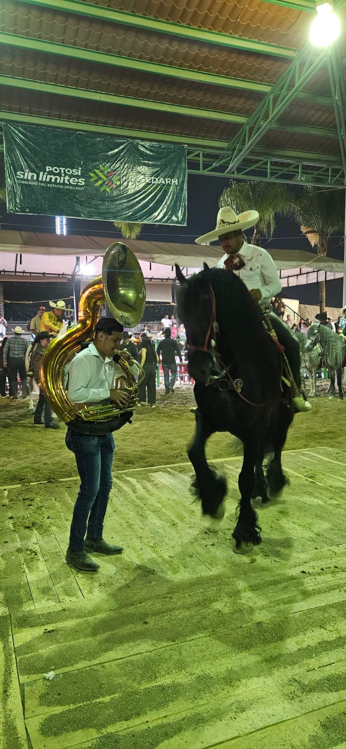 Jinete y caballo durante una presentación ecuestre en Tierra Ganadera de la Feria Nacional Potosina 2026.
