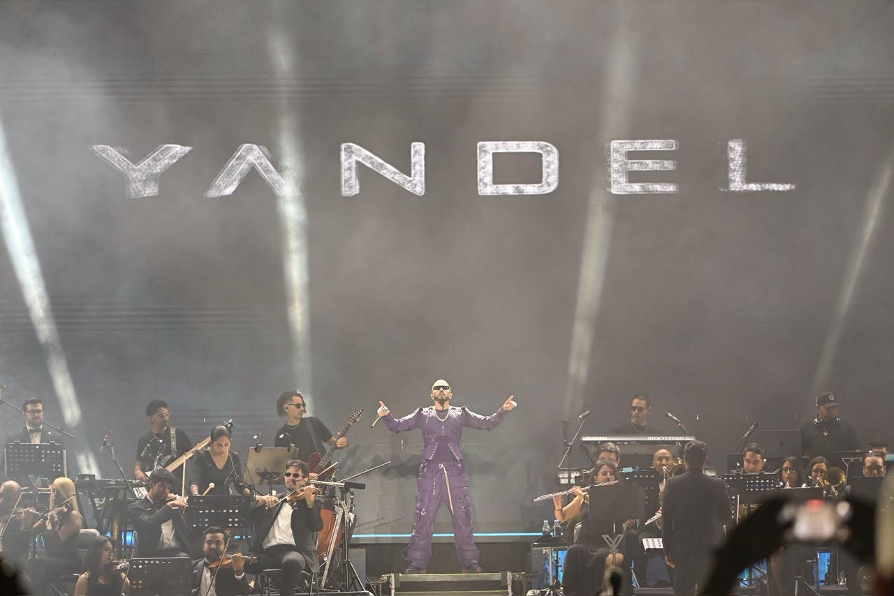 Yandel durante su presentación sinfónica en El Foro de la Feria Nacional Potosina 2026.