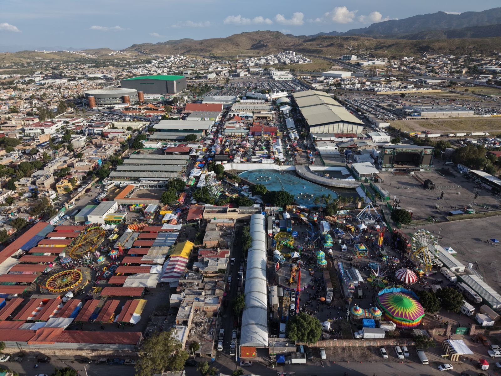 Vista aérea del recinto de la Feria Nacional Potosina 2026, con zona de juegos, pabellones y espacios de entretenimiento en San Luis Potosí.