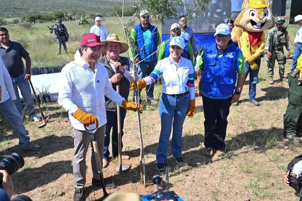 Tere Jiménez durante la Jornada Nacional de Reforestación en Clavellinas, Aguascalientes.